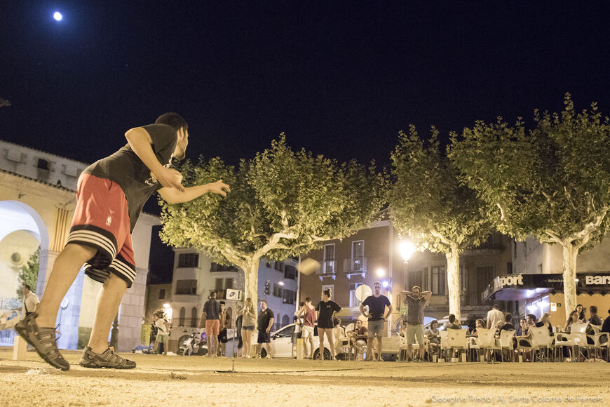 Fer el toc a la plaça Farners Fer el toc a la plaça Farners