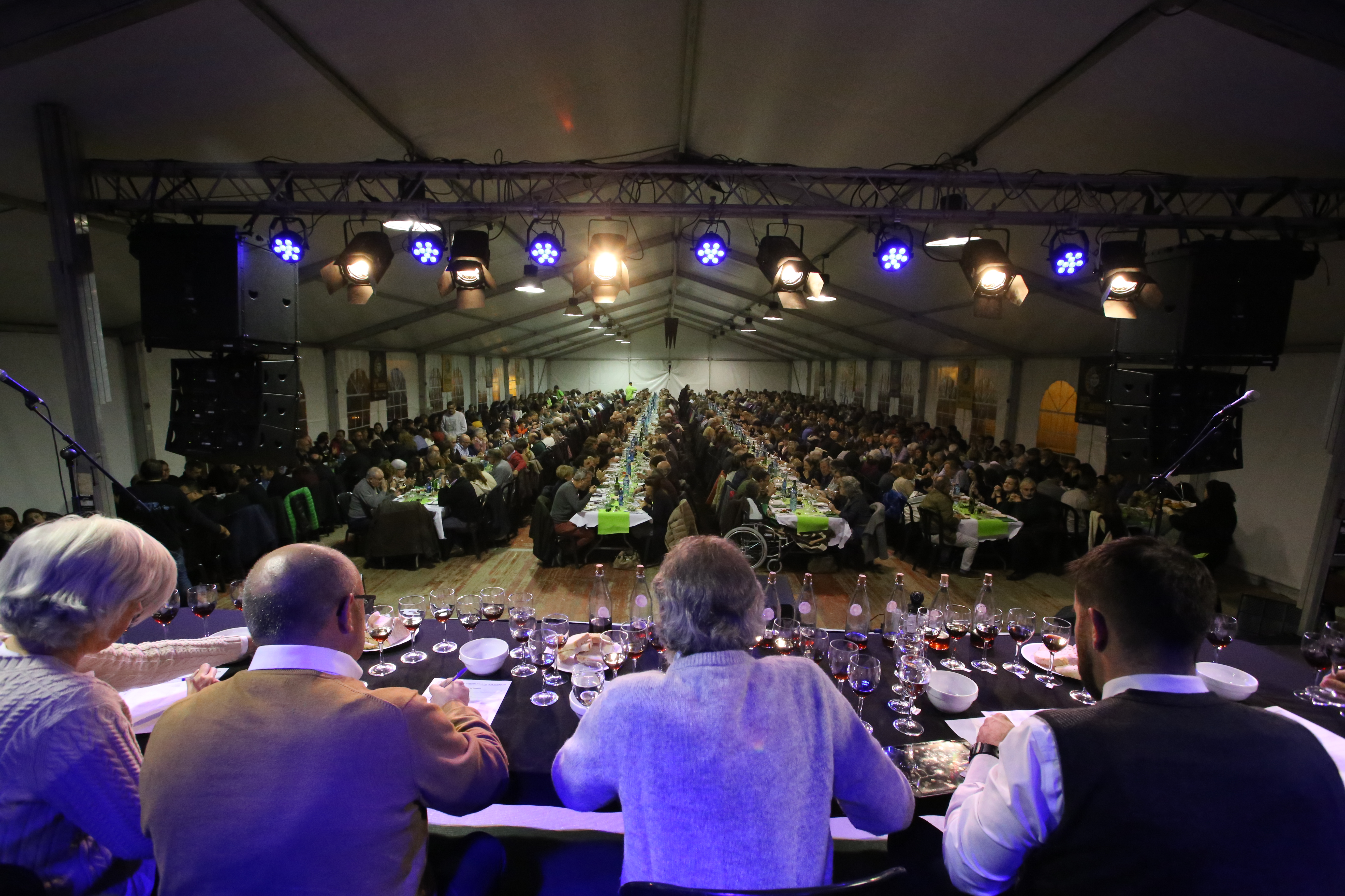 El jurat d'experts escollint les ratafies guanyadores entre les 10 finalistes