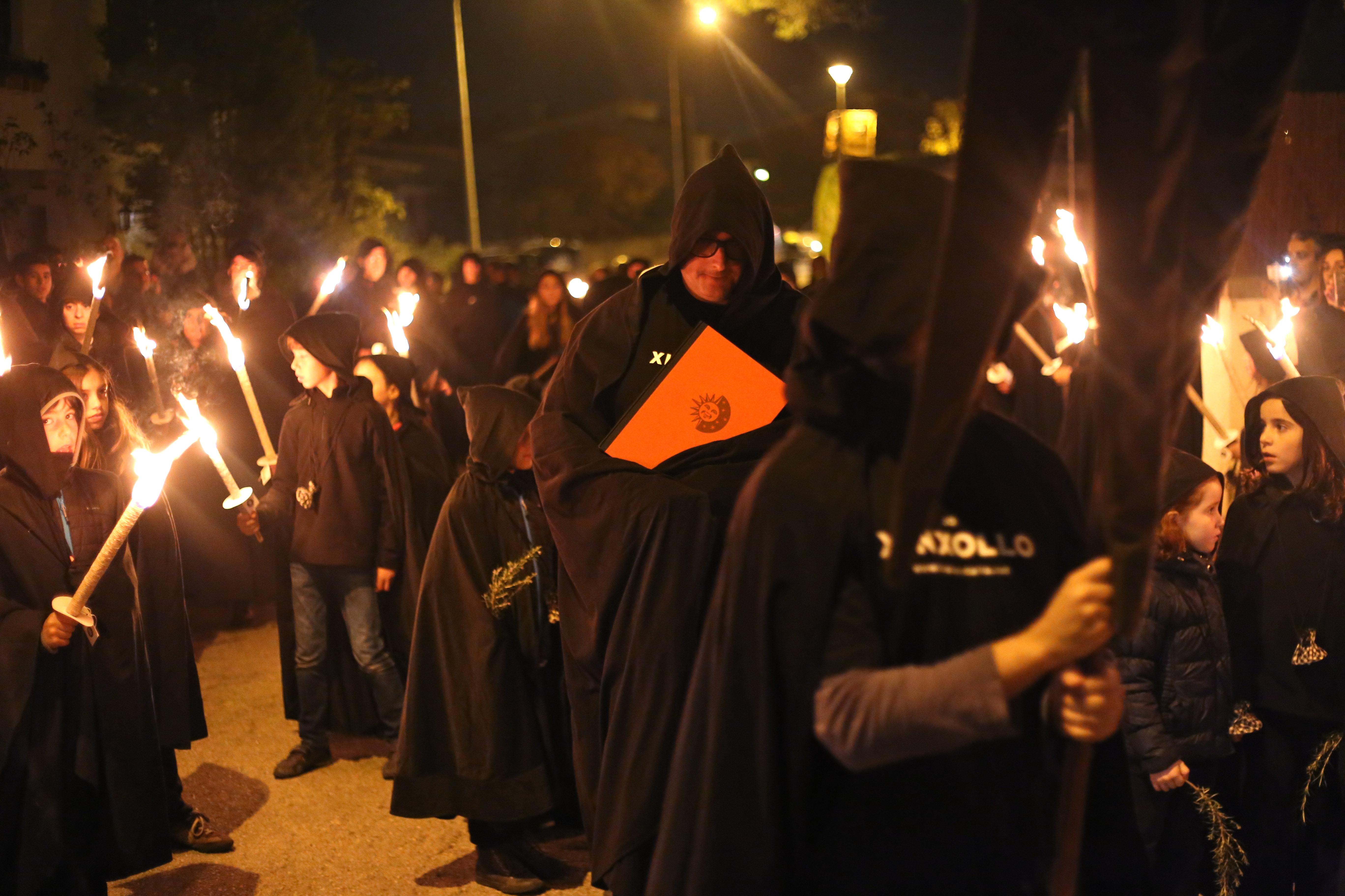 Els Confrares durant la litúrgia de la Confraria, petits inclosos